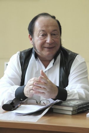 Анатолий Аврутин на майском заседании в клубе "Жывіца" (2013г.)